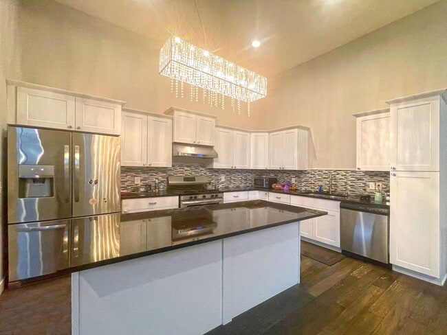 Building Photo - Spacious and Modern 4 Bedroom 3 Bath in Richfield is Pet Friendly!