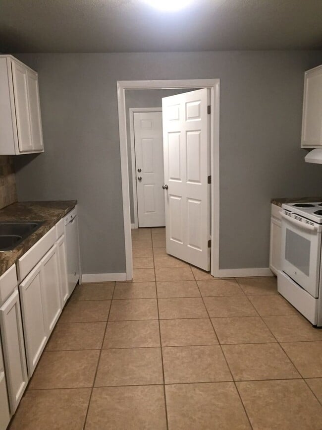 Building Photo - 1123 W Maple Ave