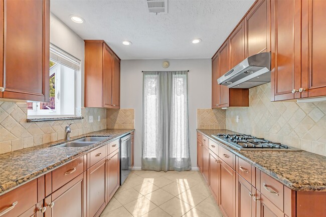 Building Photo - 3250 Three Pines Dr