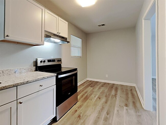 Building Photo - 3 BR/1.5BA | Updated Single Family Home | 1-Car Carport | Fenced backyard!