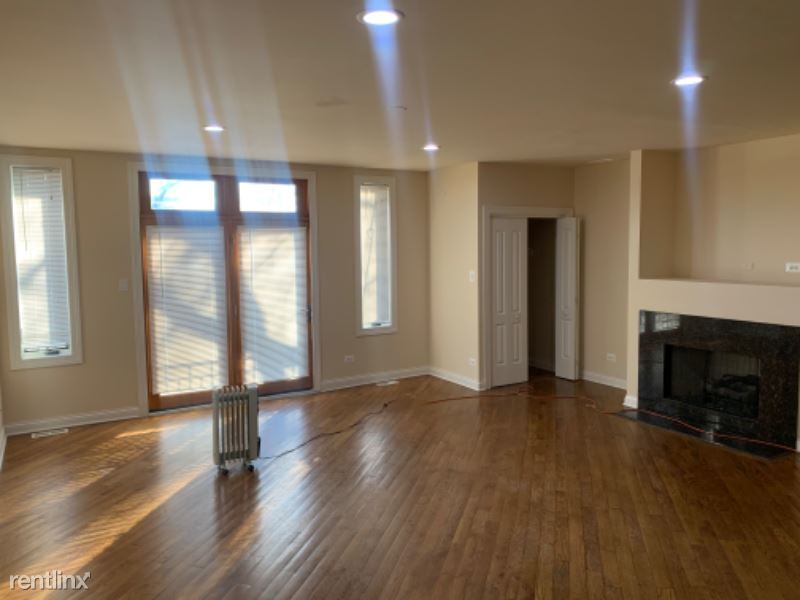 Primary Photo - 4 br, 2 bath Townhome - 4040 S Prairie Ave