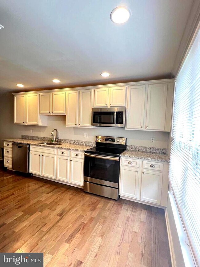 Building Photo - 1221 Kirby Cir