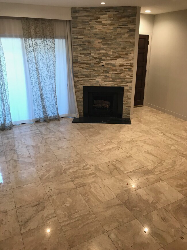 Sala de estar con techos altos - 2216 S Bentley Ave