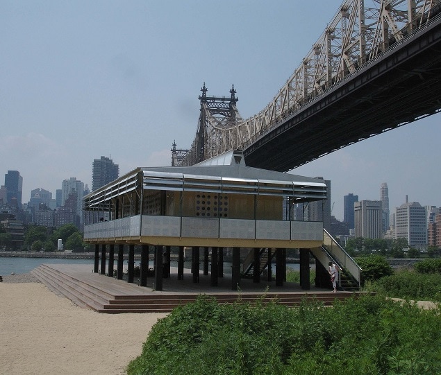The Roosevelt Island Bridge connects Queens to Manhattan