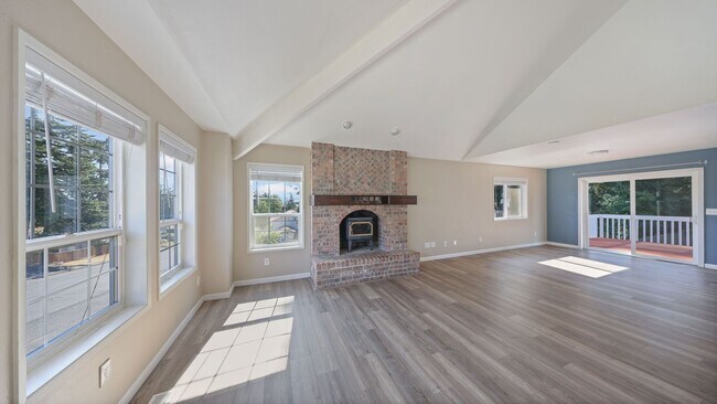 Foto del edificio - 4 Bed 3 Bath - 2 Living Rooms - Office Area - Pet Friendly - NAS Whidbey