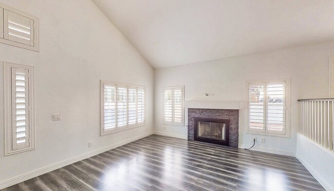 Building Photo - BEAUTIFUL SPACIOUS 3 BEDROOM 2 1/2 BATH HO...