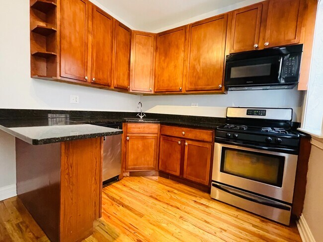 Foto del edificio - 7328 N Damen Ave