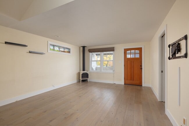 Building Photo - Remodeled & Charming 4 bed/3 bath w/ Yard ...