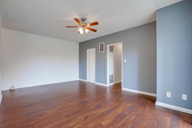 Interior Photo - 537 W. Hyde Park Blvd