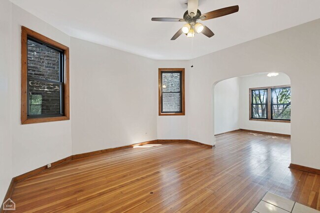 Foto del edificio - 2825 N Milwaukee Ave