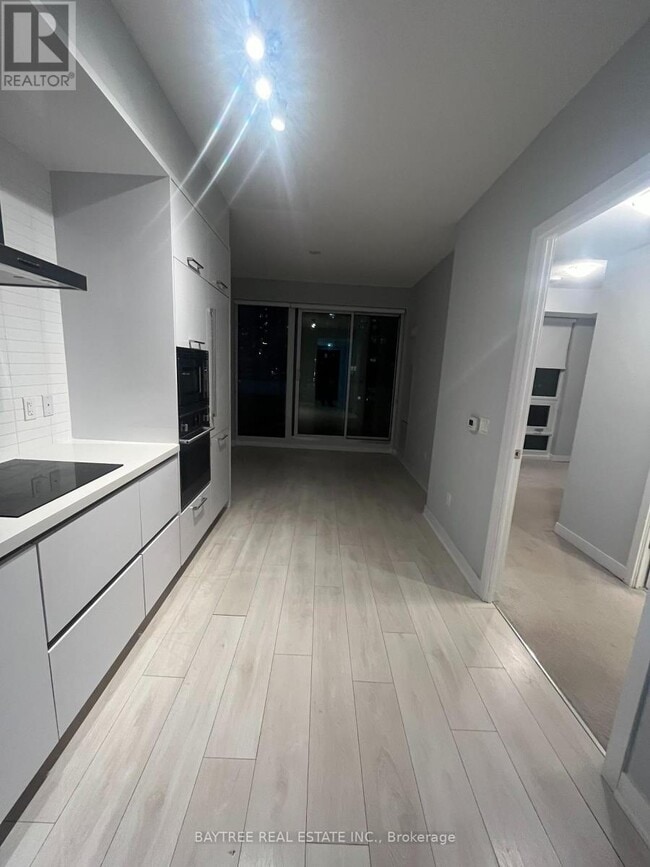 Building Photo - 2221 Yonge St