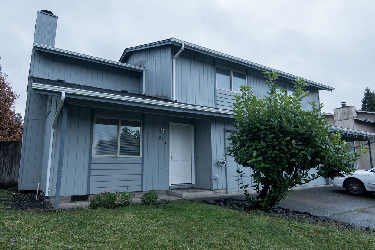 Foto principal - Updated 3 bedroom 1.5 bathroom duplex!