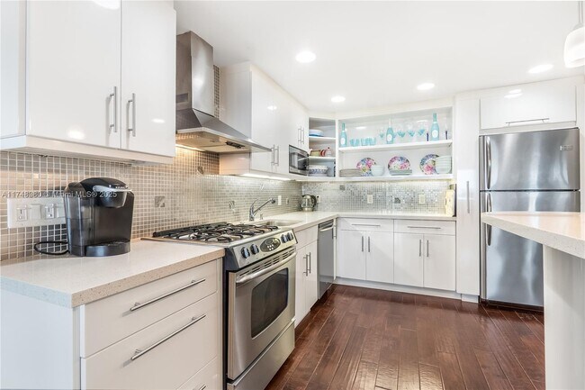 Building Photo - 3140 S Ocean Dr