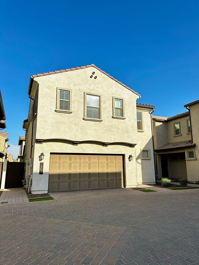 Building Photo - RECKER AND RAY MOVE IN READY 4 BEDROOM 2.5...