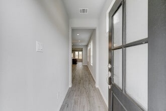 Building Photo - 1229 Red Hills Dr