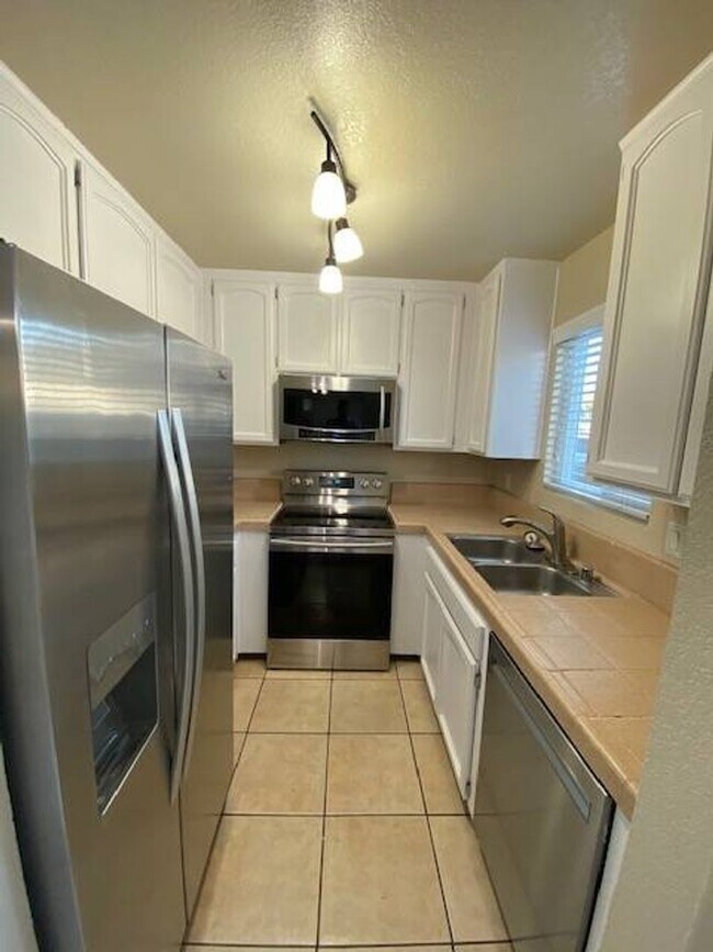 Building Photo - Spacious Townhome in Quiet Community w/ Pool