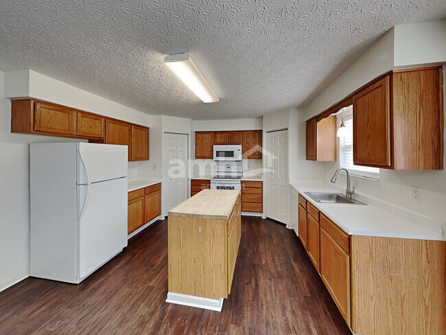 Building Photo - 224 Essex Pl