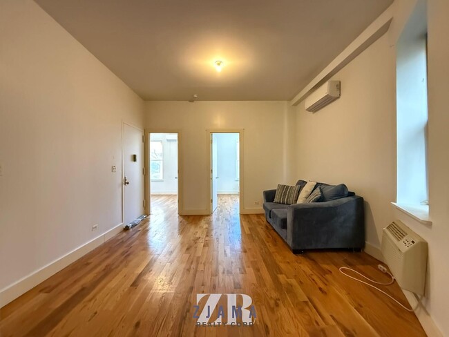 Foto del edificio - 735 Rogers Ave
