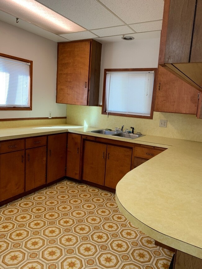 Building Photo - 3 Bedroom 2 Bath House with an office