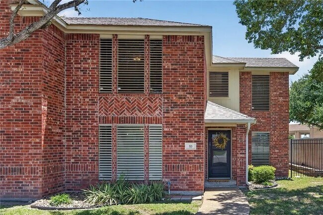 Foto del edificio - 4022 Wood River Dr