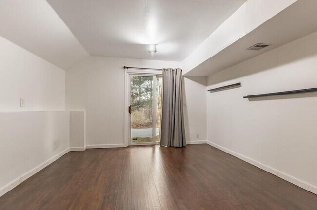 Foto del edificio - 411 Captain Eames Cir