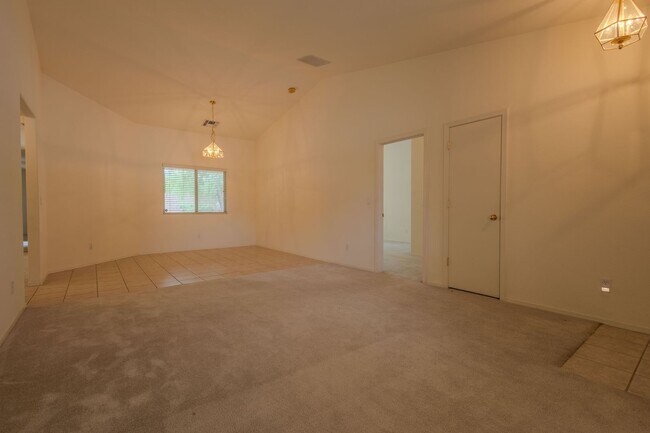 Foto del edificio - 4 Bedrooms, 2 Bathrooms