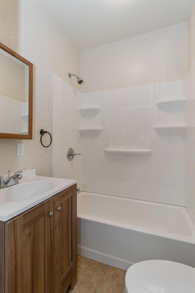 Building Photo - 186 S L St