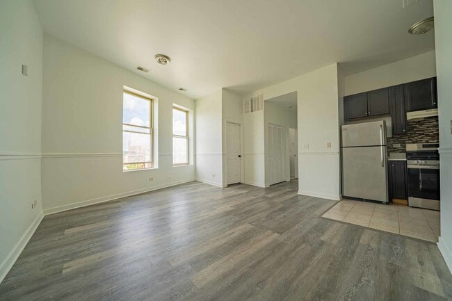 Building Photo - 317 S Homan Ave