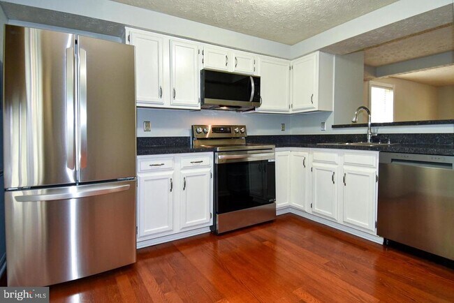 Building Photo - 1545 Woodcrest Dr