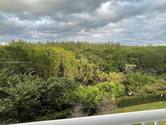 Foto del edificio - 15051 Royal Oaks Ln
