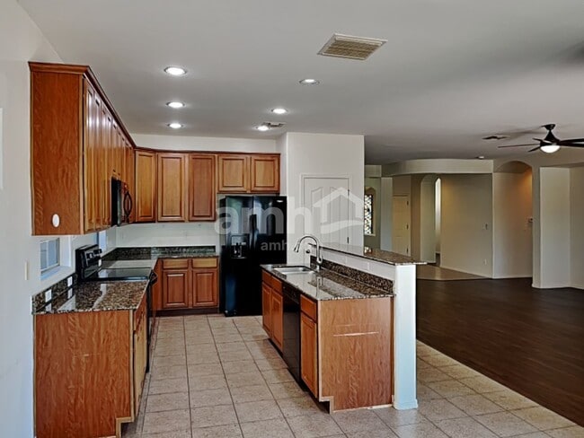 Building Photo - 7626 E Shadybrook Ln