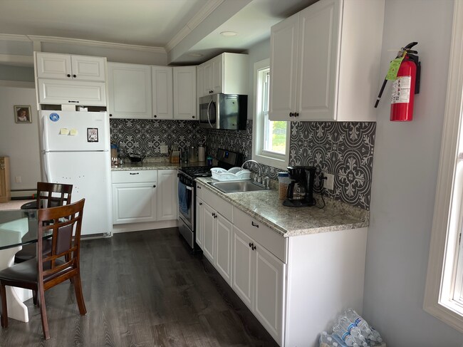 Open concept kitchen - 21 King St