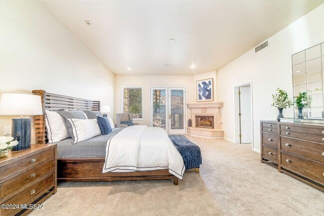 Building Photo - Spacious Custom 5 Bedroom 4 Bath Home in t...