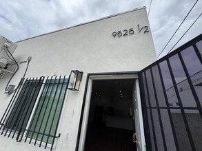Building Photo - 9525 1/2 Juniper St
