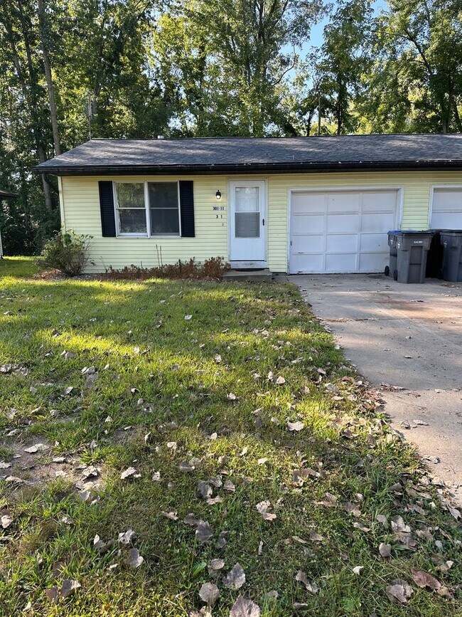 Building Photo - 301 E Palm Dr
