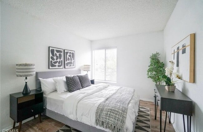 Foto del edificio - Beautiful Large 2+2, Balcony, Central AC ~...
