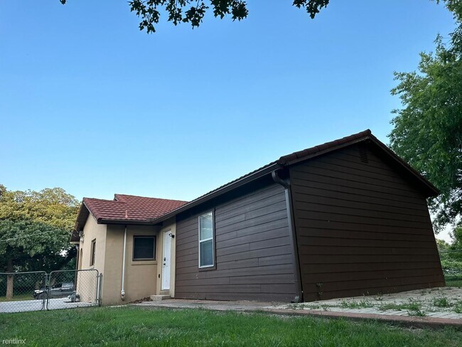 Building Photo - 3 br, 1 bath House - 2925 Hiawatha Trail