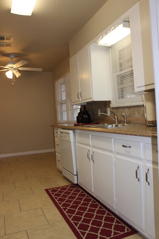Foto del edificio - Updated 3 Bedrooms 1 Bath 1 Car Carport Available 12/10/2025