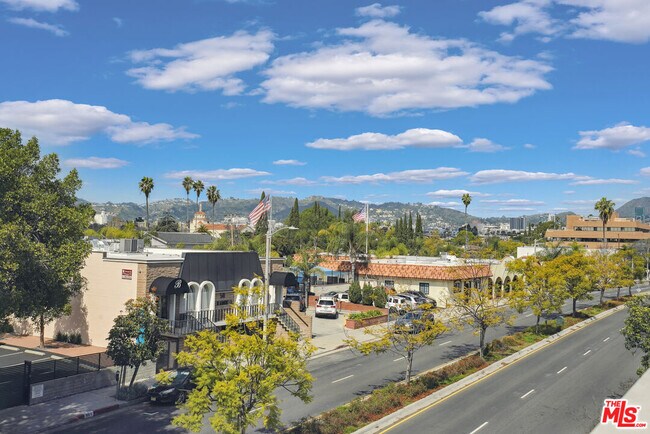 Building Photo - 530 N Larchmont Blvd