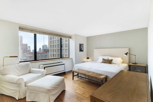 Foto del edificio - 30 W 61st St
