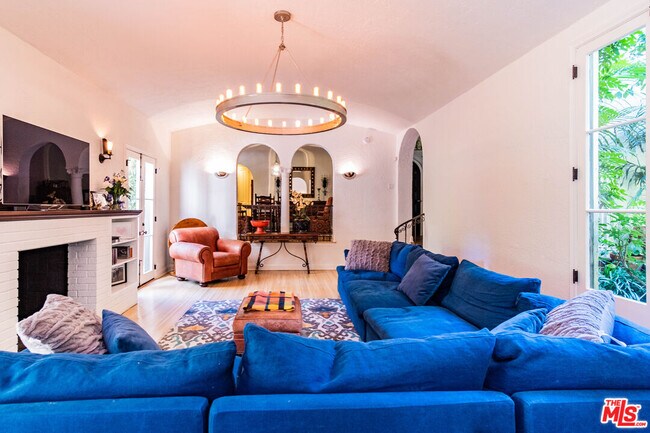 Foto del edificio - 7040 Hillside Ave