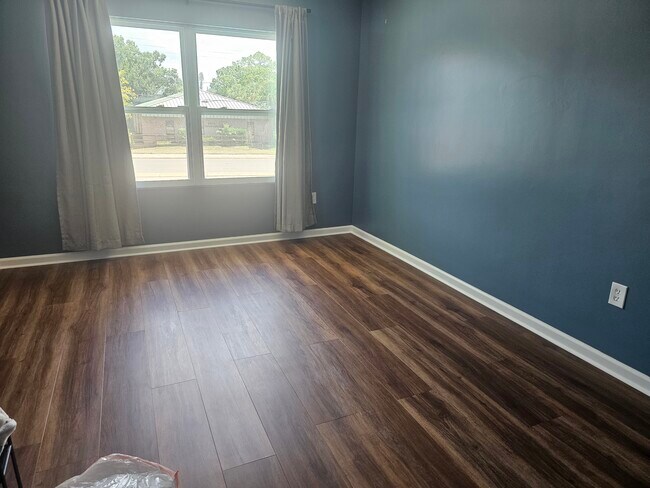 Foto del edificio - 2068 Fruitville Rd