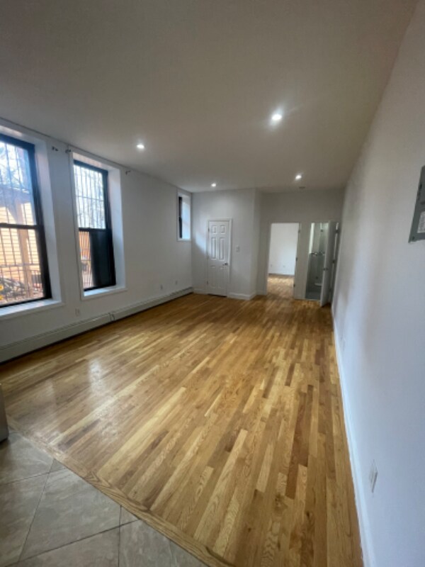 Foto del edificio - 460 Throop Ave