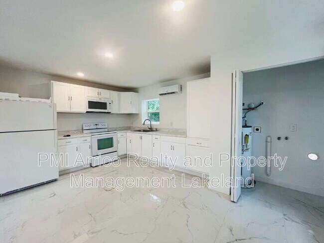 Foto del edificio - 8170 State Rd 60
