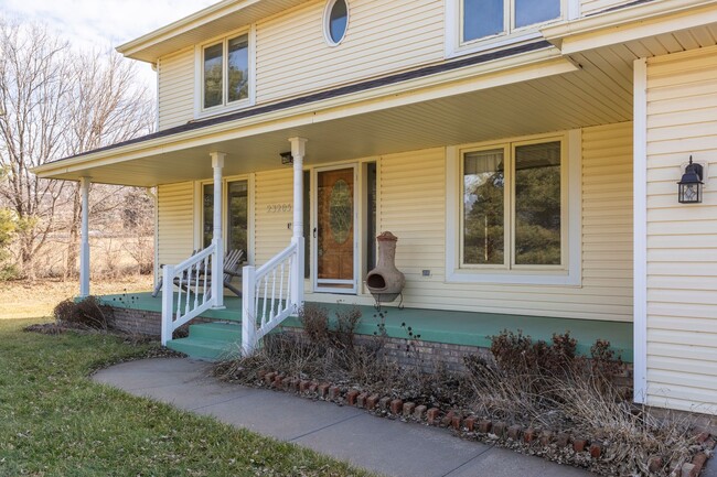 Building Photo - Great 4 bedroom house on acreage! Very Pri...