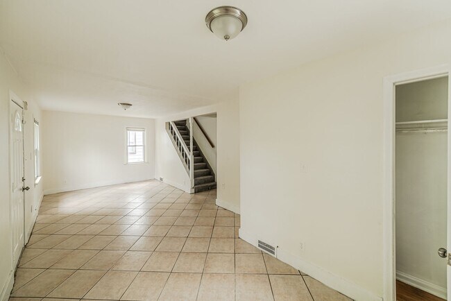 Foto del edificio - $1,500 -Renovated 4 Bed 2 Bath Near Dearbo...