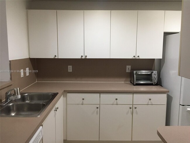 Foto del edificio - 6740 NW 114th Ave
