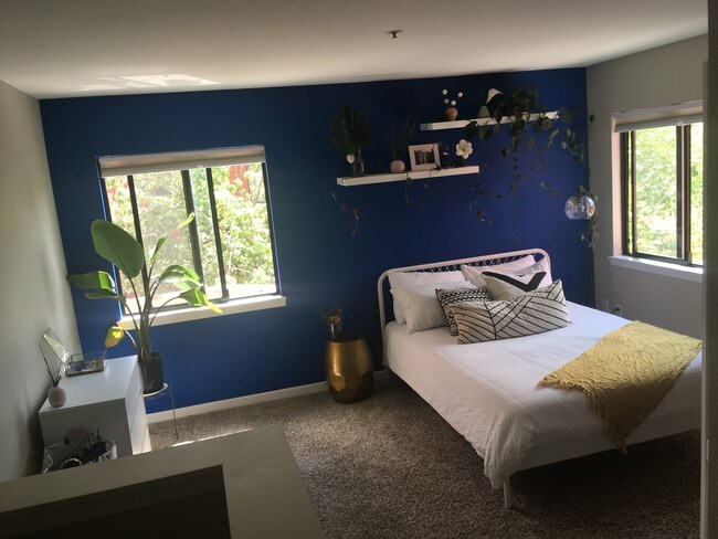 Large bedroom - 920 NW Naito Pkwy