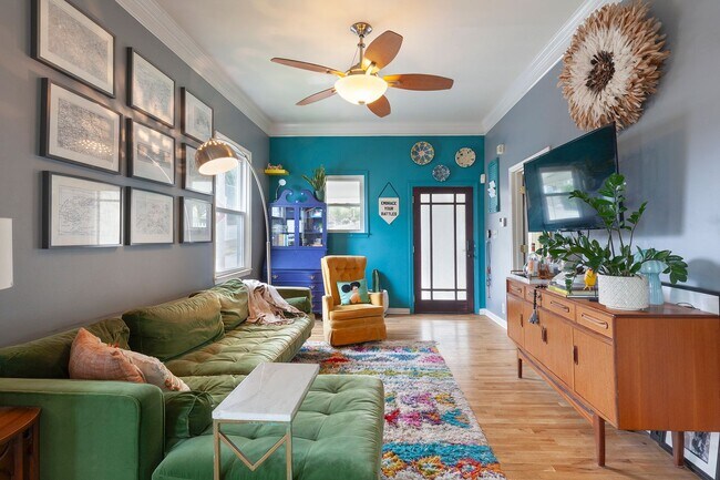 Building Photo - Stylishly Updated 3/2 w/ Large Deck in Grant Park!