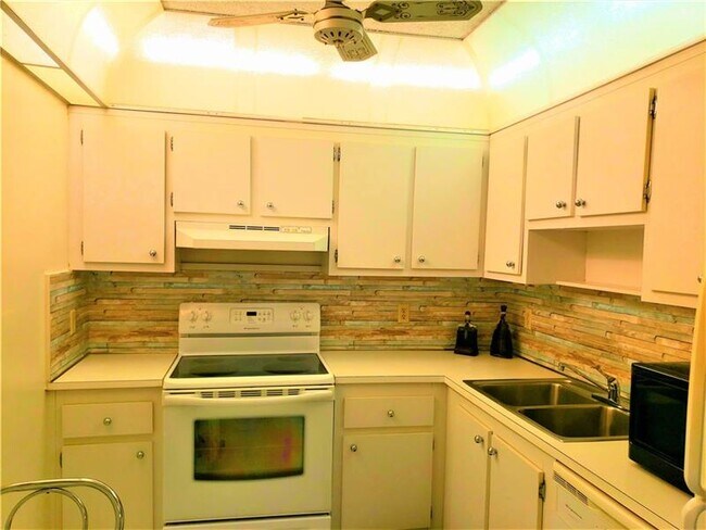 Building Photo - 919 Hillcrest Dr